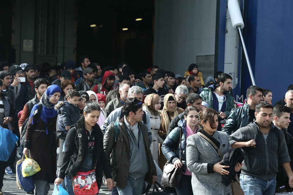 Refugees and migrants at Piraeus port  / Μετανάστες και πρόσφυγες στον Πειραιά