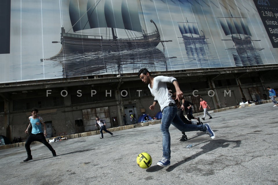 Refugees and migrants at Piraeus port  / Μετανάστες και πρόσφυγες στον Πειραιά