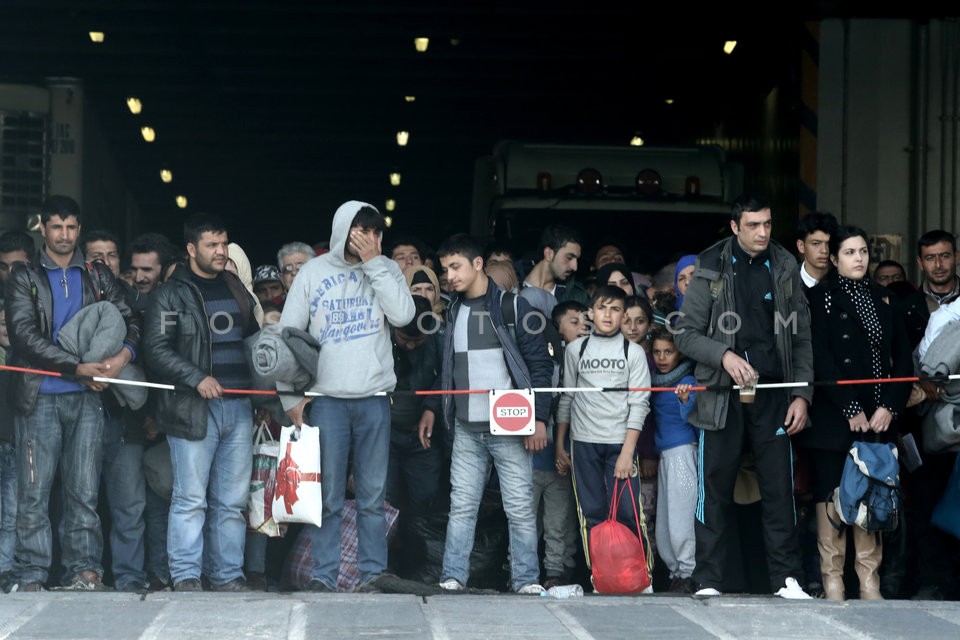 Refugees and migrants at Piraeus port  / Μετανάστες και πρόσφυγες στον Πειραιά