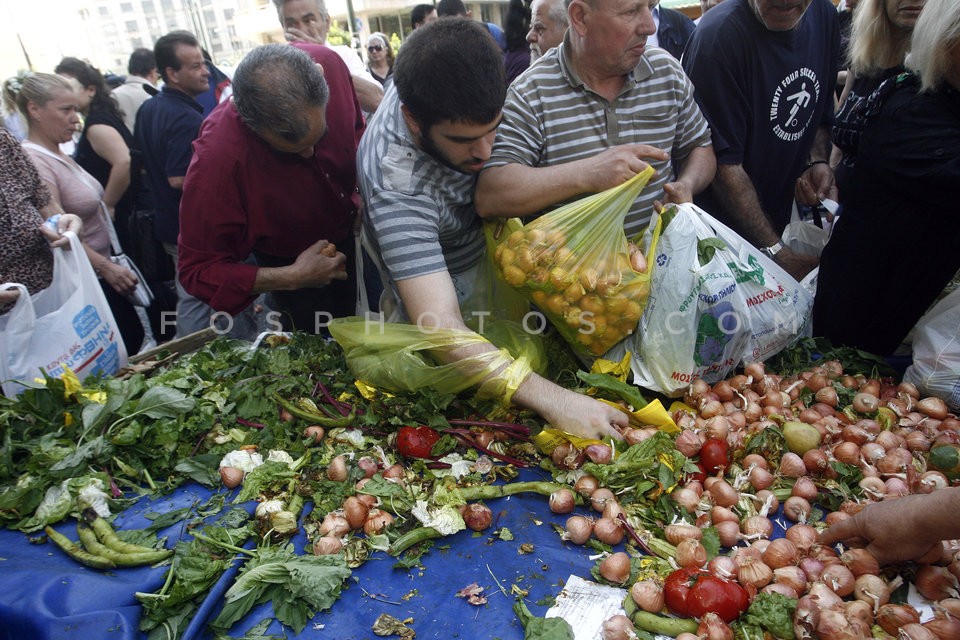 Free food distribution  /  Δωρεάν διανομή τροφίμων