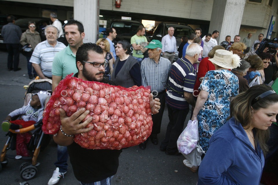 Free food distribution  /  Δωρεάν διανομή τροφίμων