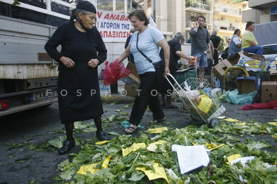 Free food distribution  /  Δωρεάν διανομή τροφίμων